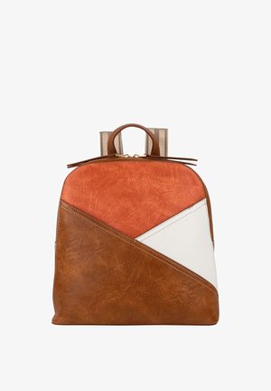 Mochila de cuero marrón y naranja con un diseño geométrico; cuenta con un asa superior, correas ajustables y detalles en color dorado.