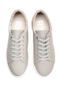 Sneaker in pelle grigia chiara con punta rotonda, tomaia testurizzata e lacci piatti. Suola in gomma bianca e logo in rilievo sulla soletta.