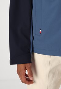 Tommy Hilfiger COLOR BLOCKING HOODED - Light jacket - desert sky