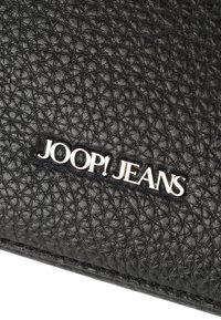 Portafoglio in pelle nera con superficie testurizzata e logo "JOOP! JEANS" in argento ben visibile.
