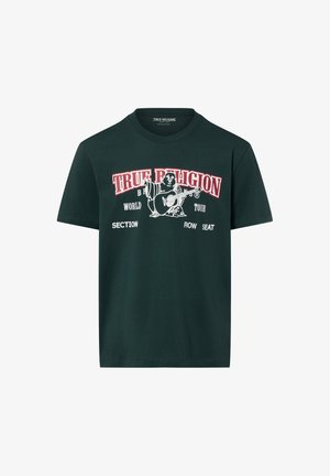 Donkergroen True Religion T-shirt met een afbeelding van een persoon die gitaar speelt met de tekst "True Religion", "World Tour", "Section", "Row" en "Seat".