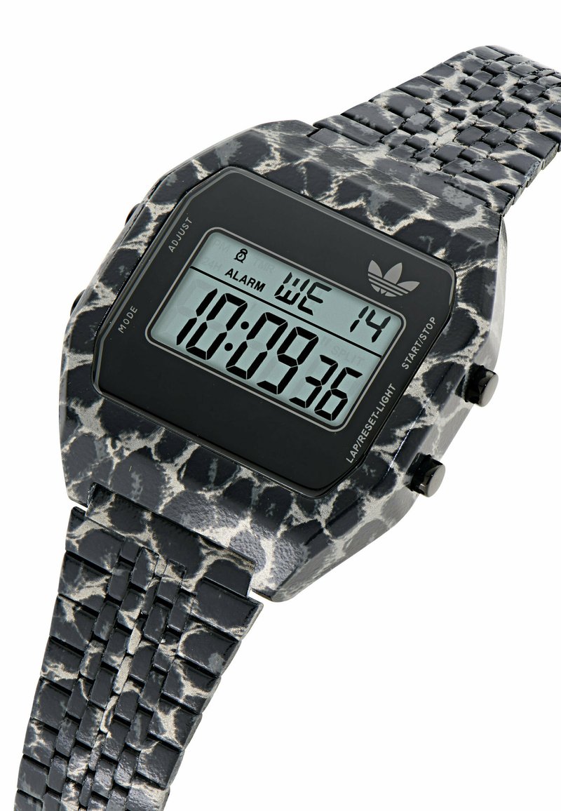Digitale Uhr mit einem schwarzen und weißen Tiermuster-Armband, rechteckigem Zifferblatt und einem schwarzen Rahmen, der Zeit und Datum anzeigt.