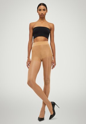 Transparente hautfarbene Strumpfhose mit glatter Textur, hohem Bund und nahtlosem Design, kombiniert mit schwarzen High-Heel-Schuhen.