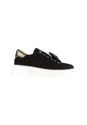 Sneaker nera a vita bassa con suola bianca, linguetta del tallone in bronzo metallizzato, lacci neri e una decorativa pietra nera sulla parte superiore.