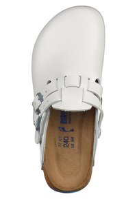 Weiße Lederclogs mit geschlossener Zehe, verstellbarem Riemen und Korkfußbett. Sie verfügen über eine strukturierte Oberfläche und ein glattes, geschwungenes Design.