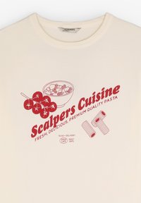 Crème-katoenen T-shirt met rode grafische tekst en illustraties van pasta en een kom, die een maaltijdbestelservice aangeeft.