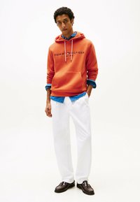 Tommy Hilfiger LOGO HOODY - Felpa con cappuccio - brilliant orange