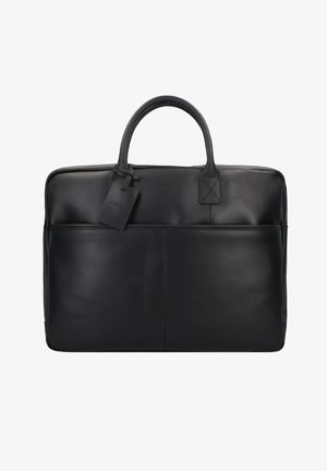Sac à ordinateur en cuir noir avec une texture lisse, doté de deux poignées, d'une poche frontale et d'une petite étiquette de bagage. Accents de design minimalistes.