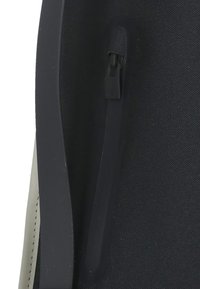 Zaino in tessuto nero con una forma liscia e strutturata; presenta una tasca con zip e un pannello a contrasto in grigio chiaro lungo il lato.