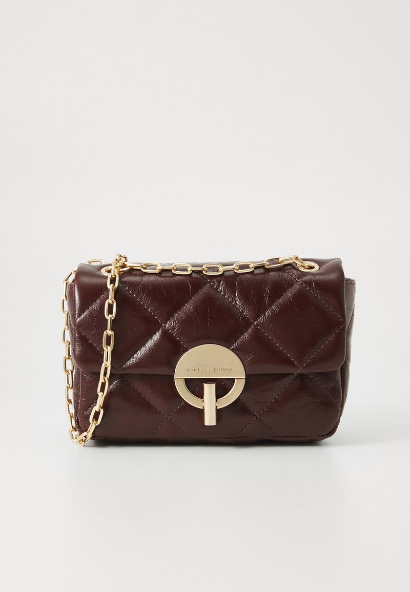 Bordeaux quilted lædertaske med guldkæde og rund lukning, som har en glat tekstur og kompakt rektangulær form.
