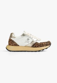 Zapatilla blanca con acentos de estampado de leopardo y detalles en dorado metálico. Cuenta con un diseño de cordones, logo de calavera y una suela de goma texturizada.