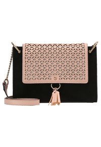 Borsa a tracolla in suede nero con patta rosa a motivi geometrici, dettagli in argento e un nappa decorativa, dotata di una tracolla a catena removibile.