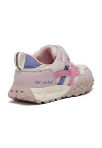 Chaussure de sport rose et violette avec des panneaux en maille, semelle texturée et sangle Velcro. Comprend une semelle intermédiaire blanche et un logo sur le côté.