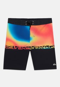 Shorts de bain avec moitié inférieure noire, dégradé multicolore sur la moitié supérieure, ceinture noire avec cordon de serrage, et texte du logo au centre devant.