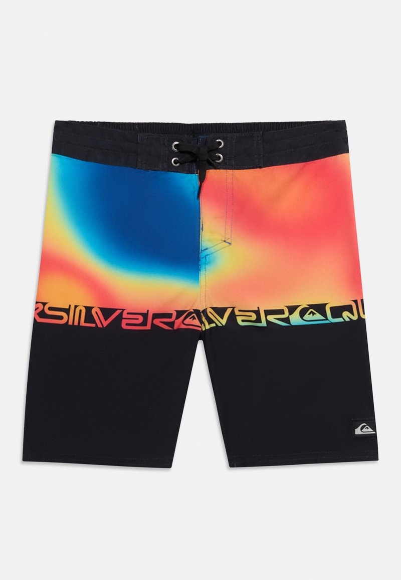 Shorts de bain avec moitié inférieure noire, dégradé multicolore sur la moitié supérieure, ceinture noire avec cordon de serrage, et texte du logo au centre devant.