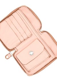 Portafoglio in pelle rosa con chiusura a zip, più scomparti per carte e tasca per monete con pulsante a scatto. Texture liscia e design minimalista.