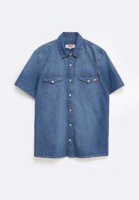 Camicia di jeans a maniche corte di colore azzurro chiaro, con chiusura frontale a bottoni, due tasche sul petto e cuciture in contrasto sulle spalle e sulla patta dei bottoni.
