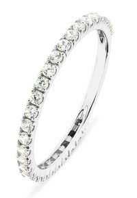 Anello in tonalità argento con una fila di gemme circolari trasparenti incastonate in griffe, dotato di una fascetta liscia e lucida e una leggera texturizzazione sulla superficie interna.