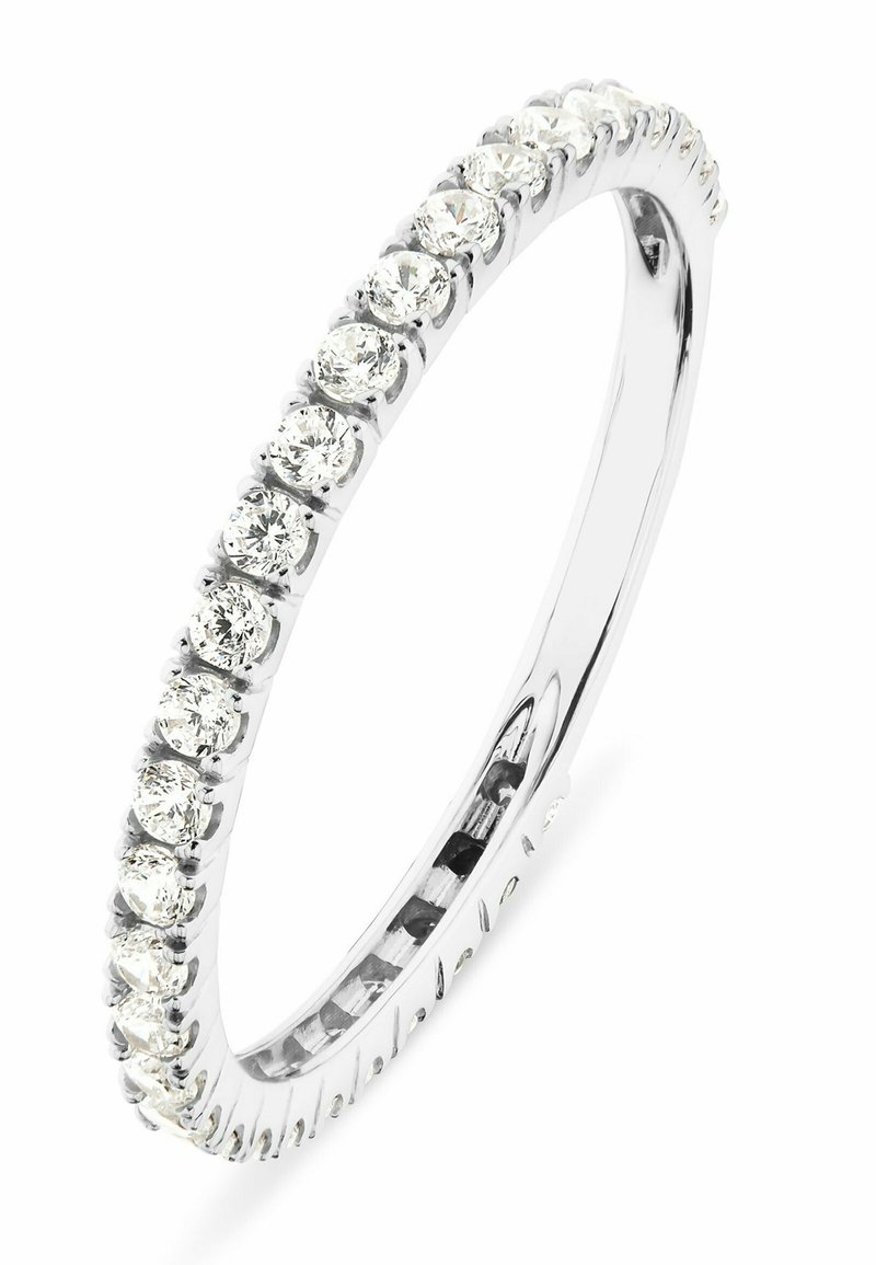 Anello in tonalità argento con una fila di gemme circolari trasparenti incastonate in griffe, dotato di una fascetta liscia e lucida e una leggera texturizzazione sulla superficie interna.