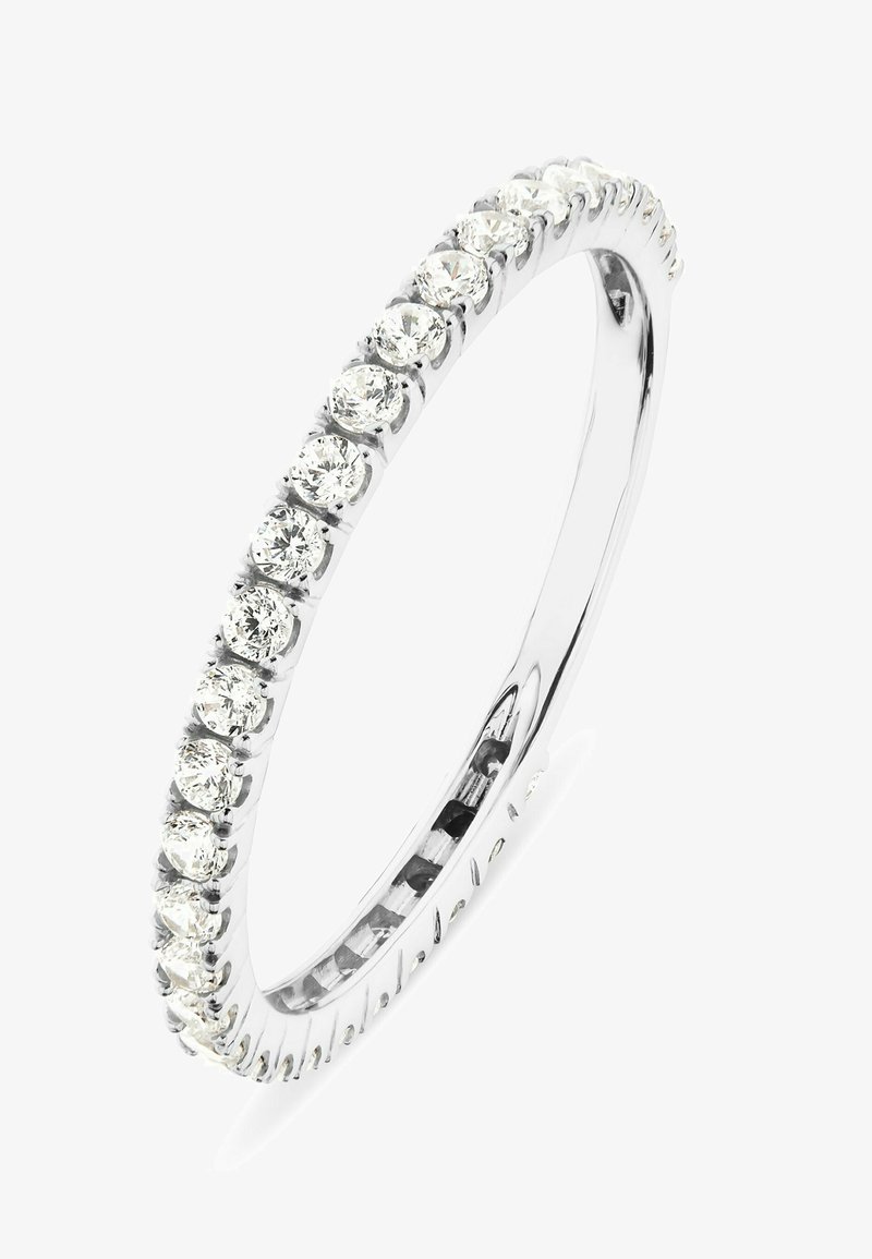 Anello in tonalità argento con una fila di gemme circolari trasparenti incastonate in griffe, dotato di una fascetta liscia e lucida e una leggera texturizzazione sulla superficie interna.