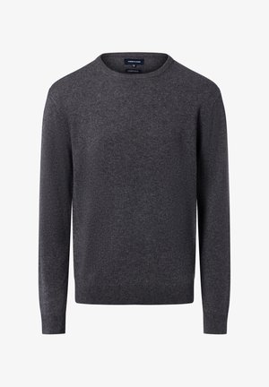 Grau wollener Rundhals-Pullover mit langen Ärmeln. Weicher Stoff, minimalistisches Design und gerippte Bündchen und Saum. Etikett am Kragen sichtbar.