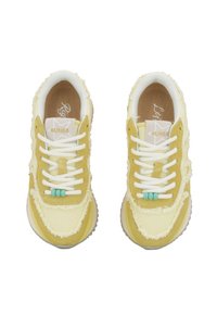 Zapatillas amarillas con textura esponjosa, cordones blancos y acentos turquesas. Presentan materiales de ante y textil, punta redonda y suela acolchada.
