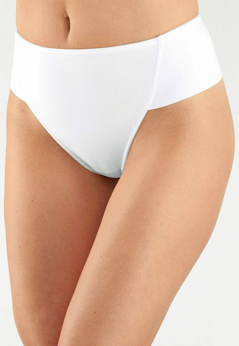 Witte katoenen high-waisted onderbroeken, met een gladde textuur, naadloos ontwerp, en een brede elastische tailleband voor comfort en flexibiliteit.