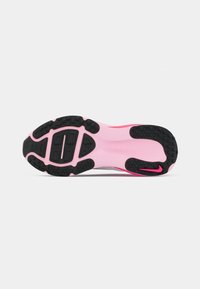 Semelle de sneaker avec un motif de traction en caoutchouc noir, une semelle intermédiaire rose et un design lisse et arrondi. Rainures notables pour la flexibilité et l'adhérence.