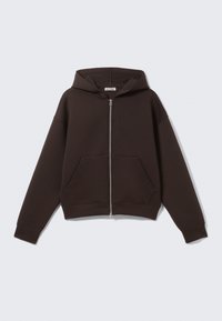 Dunkelbraune Kapuzenjacke mit Reißverschluss, Vordertaschen und Kapuze, flach vor weißem Hintergrund ausgelegt.