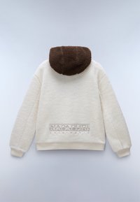 Hvid fleecejakke med en brun, struktureret hætte. Har ribbede manchetter og kant, samt et logo patch på ryggen nær bunden.