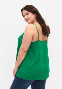 Zizzi TRÄGER AUS - Pluus - jolly green