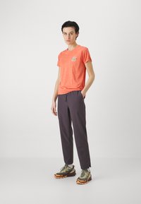 Patagonia DAILY GRAPHIC - Camiseta deportiva - pimento red