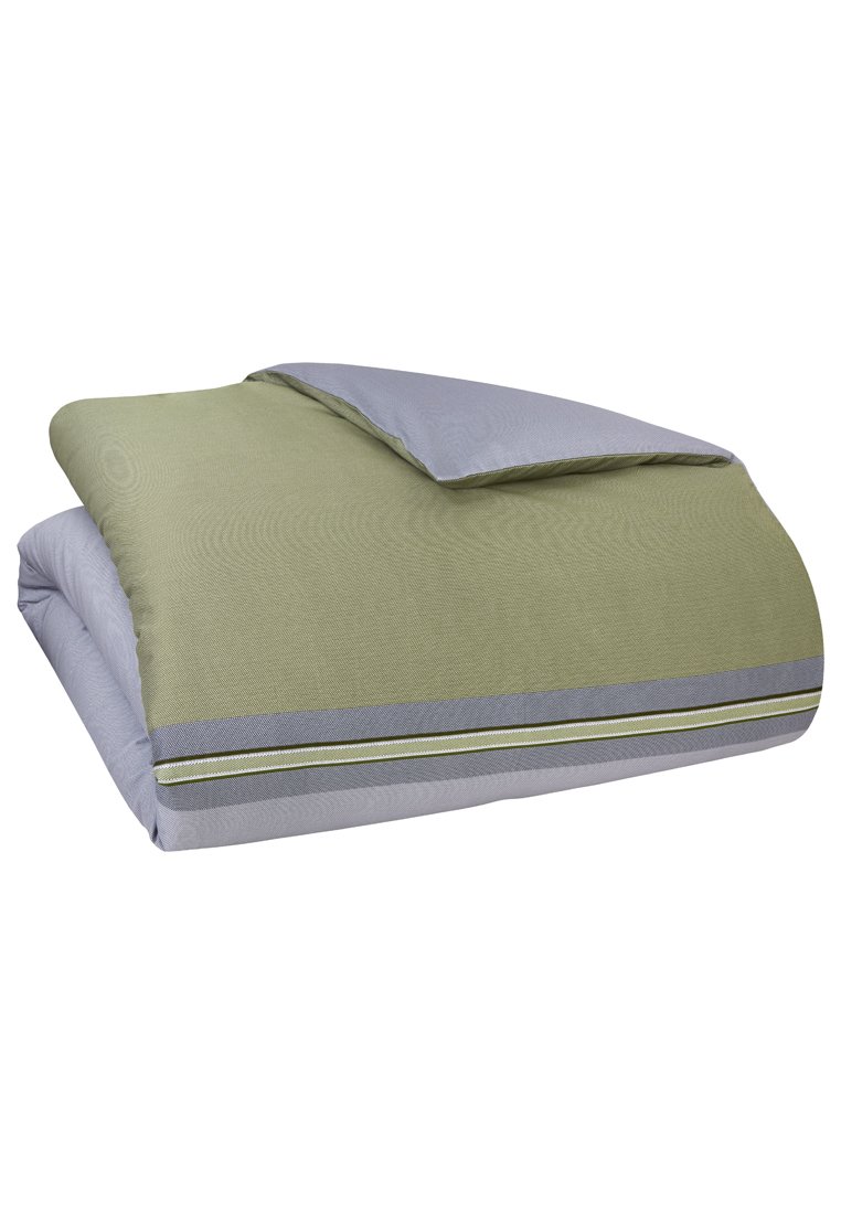 Housse de couette verte et grise avec une surface texturée, arborant un accent rayé le long du bord. Tissu doux et lisse avec un design plié.