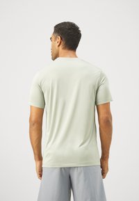 Nike Performance TEE RESET - T-skjorte til trening - jade horizon