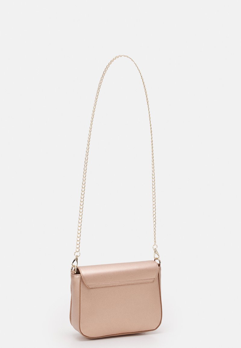 Sac bandoulière en rose doré métallique avec une texture lisse, une forme structurée et une bandoulière en chaîne. Doté d'une fermeture à rabat à l'avant.