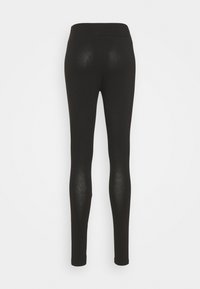 Fekete leggings sima textúrával és feszes szabással. Magas derékpánttal rendelkezik, látható varrások vagy minták nélkül. Hátsó nézet látható.