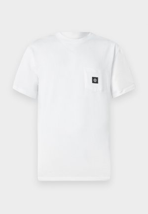 Valge lühikeste varrukatega t-särk ümmarguse kaelusega, millel on väike rinnatasku, millel on must ruudukujuline logoipulk.