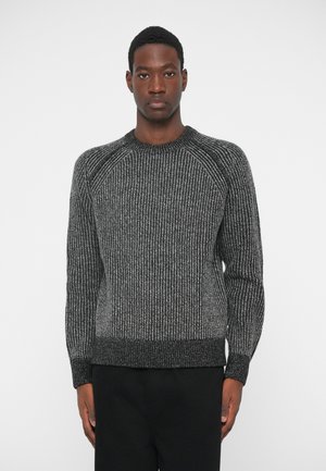 Szary sweter z prążkowanym splotem, okrągłym dekoltem i długimi rękawami, z teksturowanym wzorem i dopasowanym pasem.