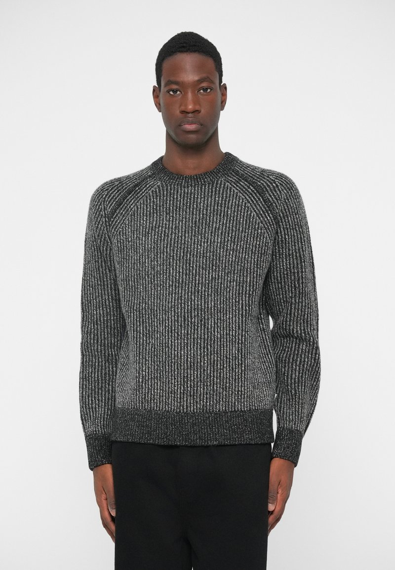 Γκρι ριμπ ζακέτα με στρογγυλή λαιμόκοψη και μακρ�ιά μανίκια, με υφή και εφαρμοστή μέση.