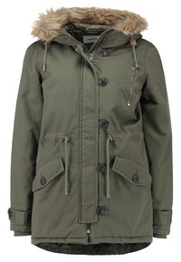 Olivgrön parkajacka med fuskpälsfoder i huvan, framdragkedja, stora klafffickor, dragsko i midjan och knäppte manschetter.