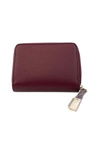 Portafoglio in pelle texturizzata bordeaux con cerniera dorata e un tirante rettangolare dorato avvolto in plastica protettiva.