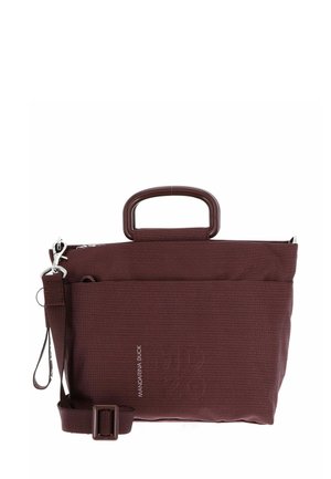 Sac à main texturé marron avec une poignée rectangulaire, une bandoulière amovible et une poche avant affichant le logo "MANDARINA DUCK".