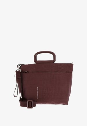 Braune strukturierte Handtasche mit einem rechteckigen Griff, abnehmbarem Schulterriemen und einer Fronttasche, die das "MANDARINA DUCK"-Logo zeigt.