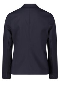 Marinblå blazer med en slät textur, en enda mittsöm bak och långa ärmar. Anmärkningsvärda detaljer inkluderar röda sömmar vid ärmsluten.