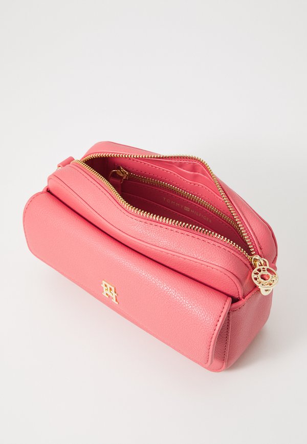 DISTINCT CAMERA BAG - Cross body bag - washed cherry2