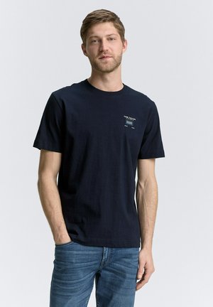 Navyblauwe katoenen t-shirt met korte mouwen, ronde hals en een klein wit grafisch logo op de borst. Getailleerd ontwerp, casual stijl.