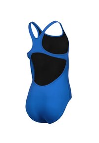 Modré plavky s designem na zádech, které mají černé výřezy po stranách. Materiál je hladký a elastický, vhodný na plavání.