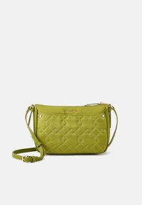 Borsa a tracolla in nylon verde trapuntato con design slim, hardware in tono oro e una tracolla regolabile. Il fronte presenta una cucitura a motivo diamante.