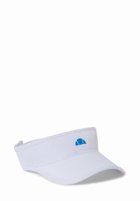 Visera blanca fabricada en un material ligero, con un ala curva y un logo azul en la parte frontal. Diseño simple sin herrajes visibles.