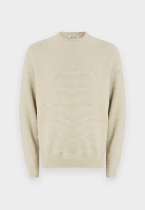 Beżowy sweter z dzianiny o okrągłym dekolcie, długich rękawach, ściągaczach oraz teksturowanym wzorze na całej powierzchni. Idealny na codzienne noszenie.